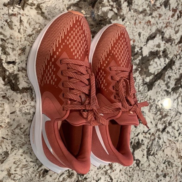 NWT Nike Air Zoom Winflo 6 Women size 6 - Picture 2 of 5